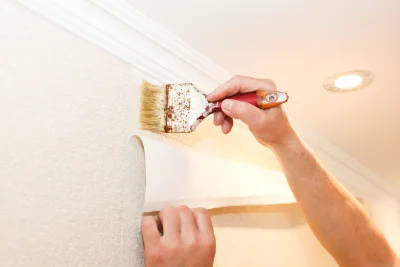 Pose de papier peint à Courniou — revêtements muraux et toiles de verre